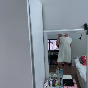 Stickad klänning  - Stickad klänning ifrån hm, aldrig använd, perfekt till vintern eller höst. 