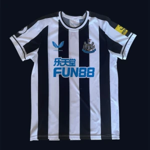 Newcastle United Hemmaställ 2022-2023 ”Isak #14” - På ryggen av tröjan står det Spelaren ”Isak #14” Tröjan är nästan i helt nytt sick. 