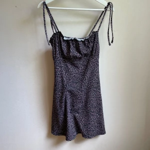 Kort smock sommarklänning - En kort klänning som är smockad i bysten.