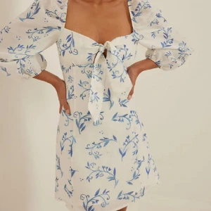 😍 - Jätte söt klänning från nakd som inte finns kvar på sidan! Den är lite för liten på mig och det är därför säljer jag den❤️