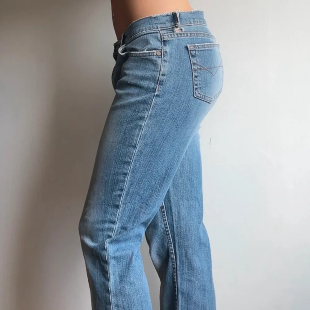 Low waist jeans, har slitningar runt midjan och bälthålet är trasigt (skriv för fler bilder). Annars är jeansen i bra skick. Säljer pga att de är för stora för mig. Jeansen är i strl s men skulle säga att de passar ocksånågon som är i strl M💗. Jeans & Byxor.