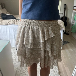Söt volang kjol - Super söt kjol i bra skick!!🩷Den är liten i storleken och passar en S.