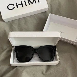 Chimi solglasögon  - Chimis i modellen 08 svart 