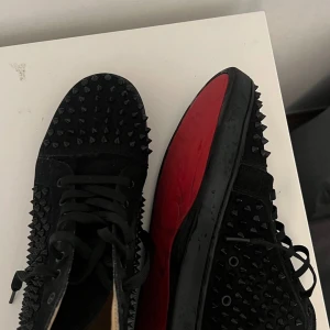 Louboutin skor - Säljer ett par rätt så nya höga loubs i storlek 43, dom kommer med box, dustbag, kvitto osv. Vid snabbaffär så kan priset justeras