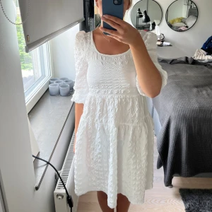 Vit sommarklänning - Jättefin klänning med en trekvartsärm och öppen rygg. Aldrig använd och är storlek 34 men passar mig med som är en 36 eftersom stretchig!!💗💗