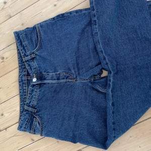 Jeans monki - Jeans från monki, rak passform, medelhög eller låg midja beroende på hur man vill att de ska sitta! Knappt använda