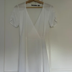 Vit klänning - En sååå otroligt fin vit klänning som endast är provad, den är från veromoda i storlek S🤍🤍 jättefin nu till sommaren 🥰