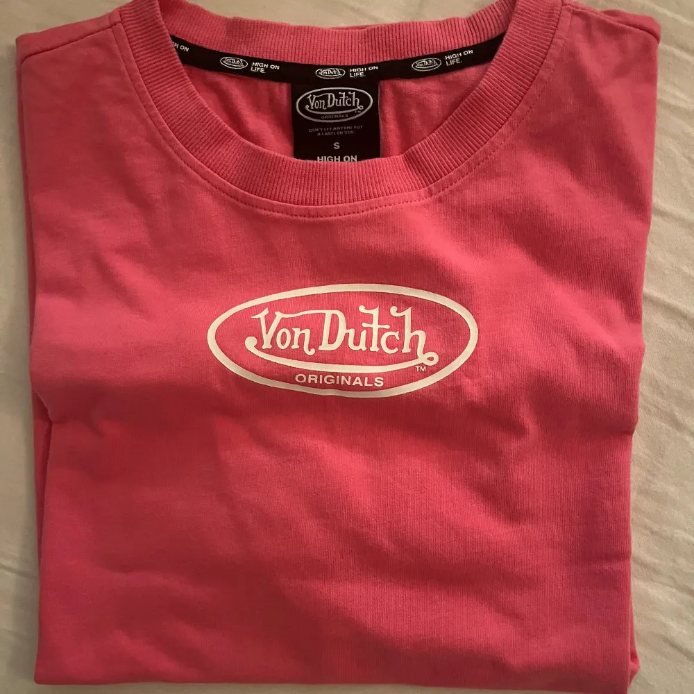 Skitsnygg rosa von dutch t shirt med tryck på fram och baksida, storlek S🩷knappt använd. T-shirts.