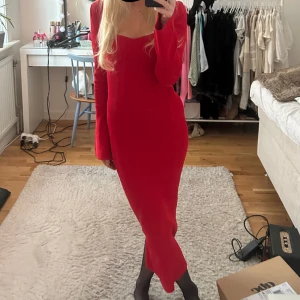 Röd klänning - Röd midiklänning från Adoore i storlek 32, passar mig bra som vanligtvis har 34.  Bra skick, använd vid ett tillfälle. Nypris: 1395 kr