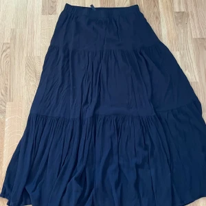 Svart långkjol  - Svart långkjol i storlek S från stradivarius, använd ett få tal gånger och den är verkligen superfin 💕