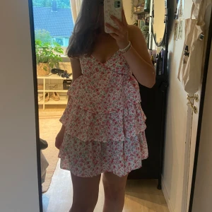 Sommar klänning  - Sommar klänning med blommor på. Den har en dragkedja på baksidan och det går att anpassa banden. Den är i väldigt bra skick och säljer den på grund av att jag aldrig använder den.💕