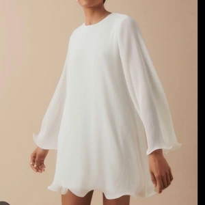 Gina Tricot klänning - Vit plisserad klänning från Gina Tricot. Superfin och aldrig använd! Helt slutsåld! 🌸🌷💞