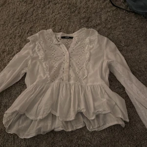 Volang långärmad topp - Långärmad volang tröja ifrån Bikbok i storlek xs, tröjan är använd nån enstaka gång 