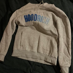 Hoodrich set. - Detta är ett grått hoodrich sätt i storleken L men som även passar väldigt bra på storleken M, denna produkt är använd fåtal gånger.