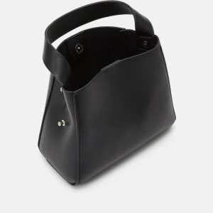 Gina väska - Säljer denna oanvända väskan från Gina Tricot då jag glömde lämna tillbaka den!! I svart och i mini storleken. Skriv för egna bilder🥰