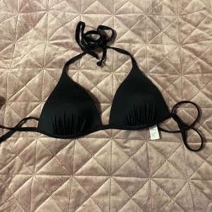 Svart bikini topp  - Svart bikinitopp från bikbok, nästan helt oanvänd, står att den är storlek M men passar även som storlek S, priset kan diskuteras