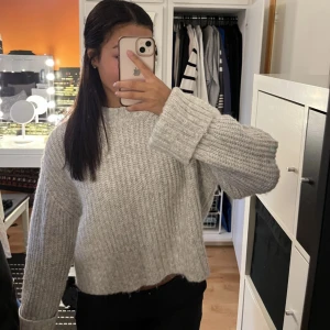 Stickad tröja  - Grå stickad tröja från Gina. Storlek xs. Knappt använd 