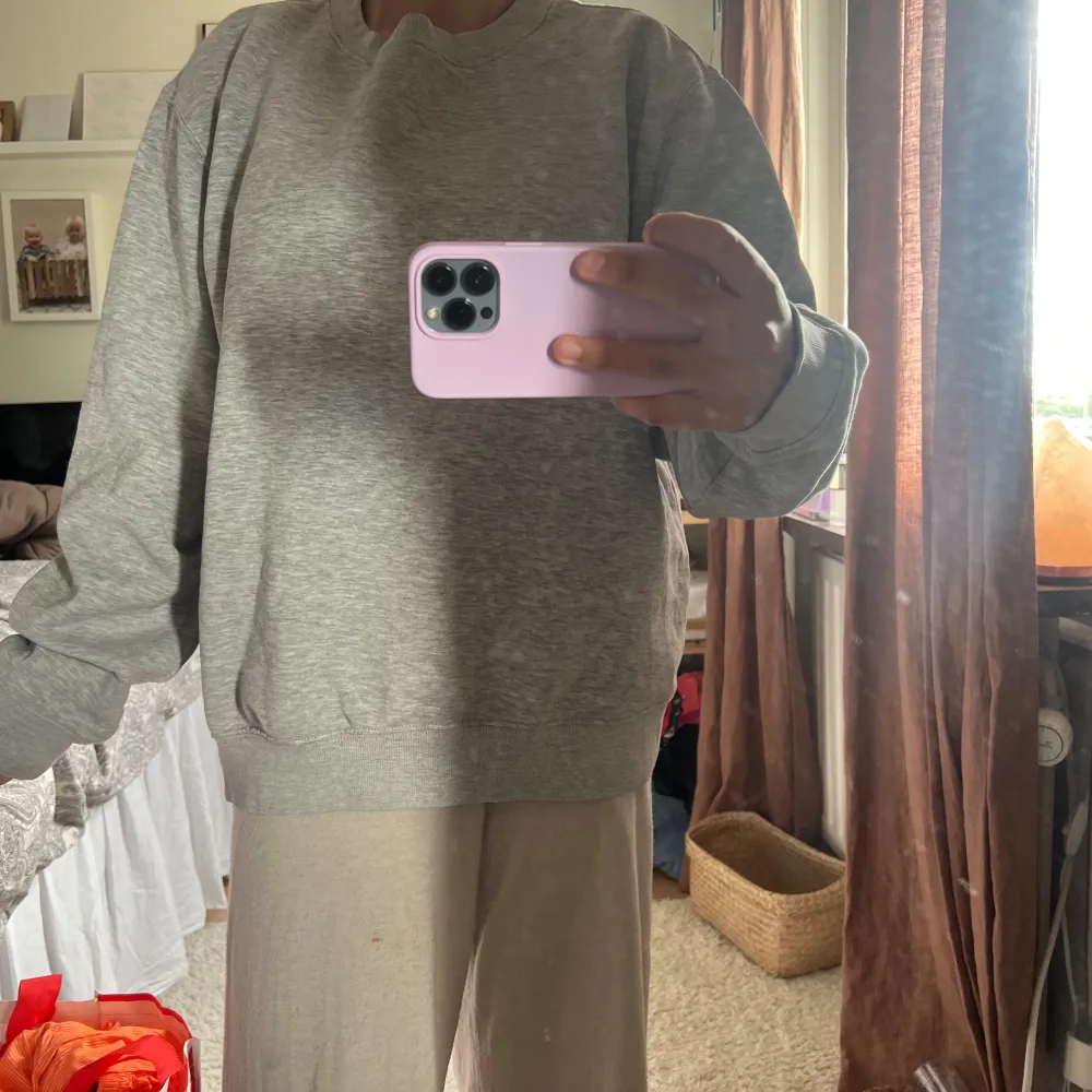 Fin sweatshirt i st L, den är använd och passar st M med då den är liten i storleken . Neuletakit & Villapaidat.