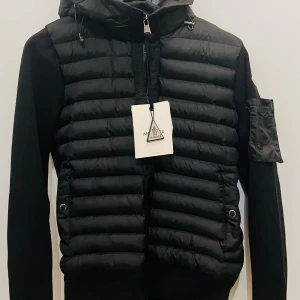 Moncler Jacka - Down paneled, wool blend jacket.  Kan mötas upp i Göteborg & på platser inom Västra Götaland 