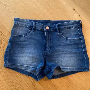 Fina jeansshorts från H&M i stl 170. Midwaist. 