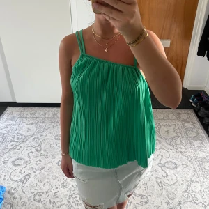 Grönt linne - Såå fint grönt linne som aldrig är använt. Stl 38. 120kr!