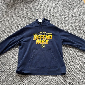 Vintage hoodie mlb  - Vintage hoodie i gott skick! Knappt använd och riktigt snygg. Passar som en xl.