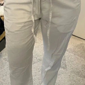 Vita linnebyxor från blue print - Vita linnebyxor som inte är genomskinliga. Storlek m. Super snygga med en fin detalj på bakfickan. 💕