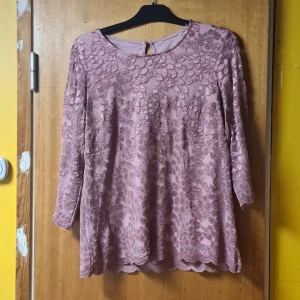 Blus - Fin blus med spets. Linne under