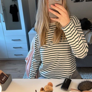 Tröja från zara - Vit tröja med mörk gröna ränder, fint skick