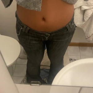 Jenas - Säljer dessa jeans då dem inte är till användning köpte dem utomlands så de står inte märket. Skulle även säga att färgen är lite svart grå