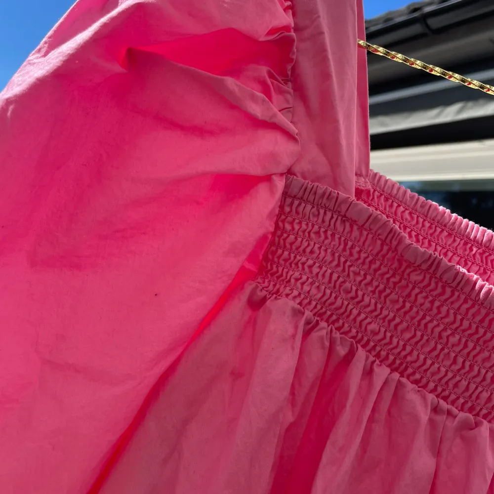 Drömklänningen från H&M storlek S En rosa smällkaramell med puffärmar  Long, A-line dress in a crisp organic cotton weave with smocking at the top. Square neckline with concealed elastication to keep the dress in place and wide, half-length sleeves . Klänningar.