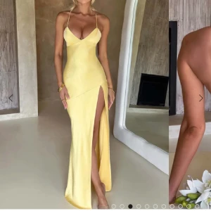 Gul långklänning  - Super fin gul maxi klänning med slits och snygg rygg. Aldrig använd. Skulle säga att klänningen passar en XS-S. Lånade bilder! 