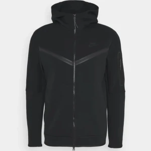 Svart Nike Tech Fleece  - Säljer nu min svarta Nike tech fleece. Sick 9/10 använd fåtals gånger men det är inga fel på koftan! Den ser ut som ny!  Nypris 1100kr storlek M 