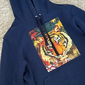 TheCoolElephant hoodie  - Jag säljer denna fina mörkblåa hoodie från TheCoolElephant i storlek S eftersom den inte passar mig längre! Skick - Bra! Pris 350kr + frakt (nypris 600kr)  Ni hittar mig i DM!🤍