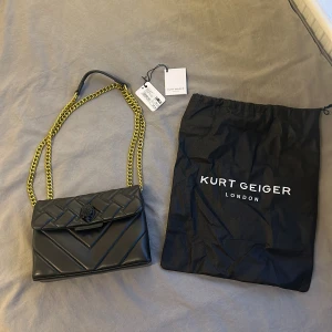 Kurt Geiger väska  - Sååå fin och i princip helt ny väska från Kurt Geiger, använd 1-2 gånger men säljer då den tyvärr inte kommer till användning. Lapp och dustbag finns, skriv för fler bilder!!🌸😊 (Leather Md Kensington Bag)