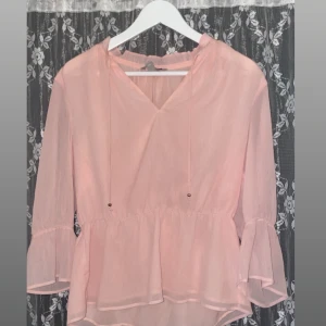 Blus  - En  fin blus från H&M!   Det är en L men jag tycker mer att det är som en M  Använd 1 gång