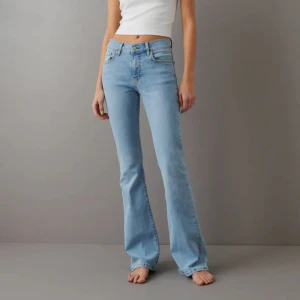 Gina bootcut lågmidjade - Lågmidjade bootcut jeans från Gina tricot, använda 2 gånger. Ser mer gråa ut på kameran men är blåa som på första bilden. Storlek 34, säljer för 200 kr🩷