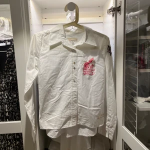 Blus Odd Molly - Blus/skjorta från Odd Molly i storlek 1 (S). Knappt använd! Kan både posta och mötas upp och kan även skicka fler bilder om det önskas💕 