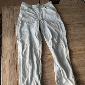 Asos jeans - Säljer dessa feta jeans från asos pågrund av för små. Perfekt till sommaren!☀️knappen i midjan har gått sönder men syns ej med bälte.
