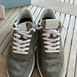 Philippe Model skor - Tjena! Säljer mina Philippe Model skor i storlek 40. Inte använt de så mycket så skorna är i jättefint skick, något smått tecken på användning här och där. Låda och påsen finns kvar och skulle du ha någon fråga så skriv! (Ord.pris 3500kr)