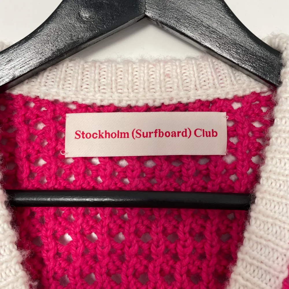 Kabelstickad tröja från Stockholm (Surfboard) Club i fin fint skick! Storlek XL men sitter som en S! 💕Funkar lika bra för dam som på herr. . Stickat.