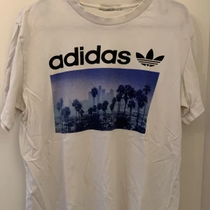 Adidas T-Shirt  - Skriv till mig för mer information!