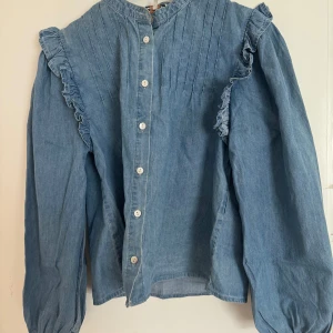 Jeans 👚  - Säljer denna fina jeans blus från only använt i några fåtal gånger💗
