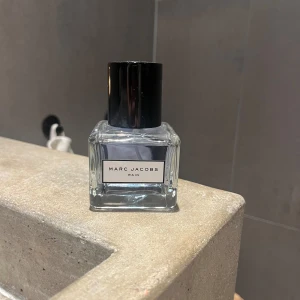 Marc Jacobs parfym  - En väldigt fräsh parfym, luktar ”nytvättat💕  Enbart provad. 