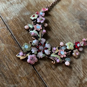 Vackert vintagehalsband - Mycket fint halsband i nyskick från Papillon. Kristaller och blommor i utsökta detaljer.