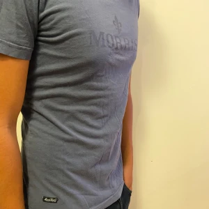 Morris tröja - Säljer nu denna riktigt feta Morris tröjan i fint skick, perfekt nu i sommar☀️🌇 | Passform: storlek S | DISKUTERBART PRIS😉 | Hör av dig vid minsta fundering eller behov av mer bilder👊🏼😊