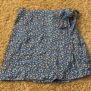 Kjol - Blå jätte söt kjol från bikbok, säljer då den inte passade mig 🩵 kjolen är helt ny med lapparna kvar! nypris 300 🩵