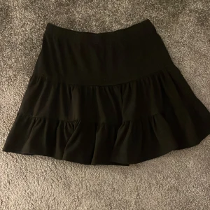 Kjol - Säljer denna söta kjol med volanger för den inte kommer till användning längre. Använd ett antal gånger💗