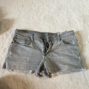 Ljusgrå jeansshorts - Supersnygga shorts i grå 🩷