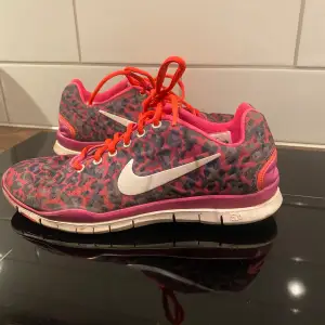 Jättefina Nike free 5.0 skor. Jättefint skick! Några små skavanker men knappt synligt. Kan vid förfrågan skicka bilder på ”skadorna”